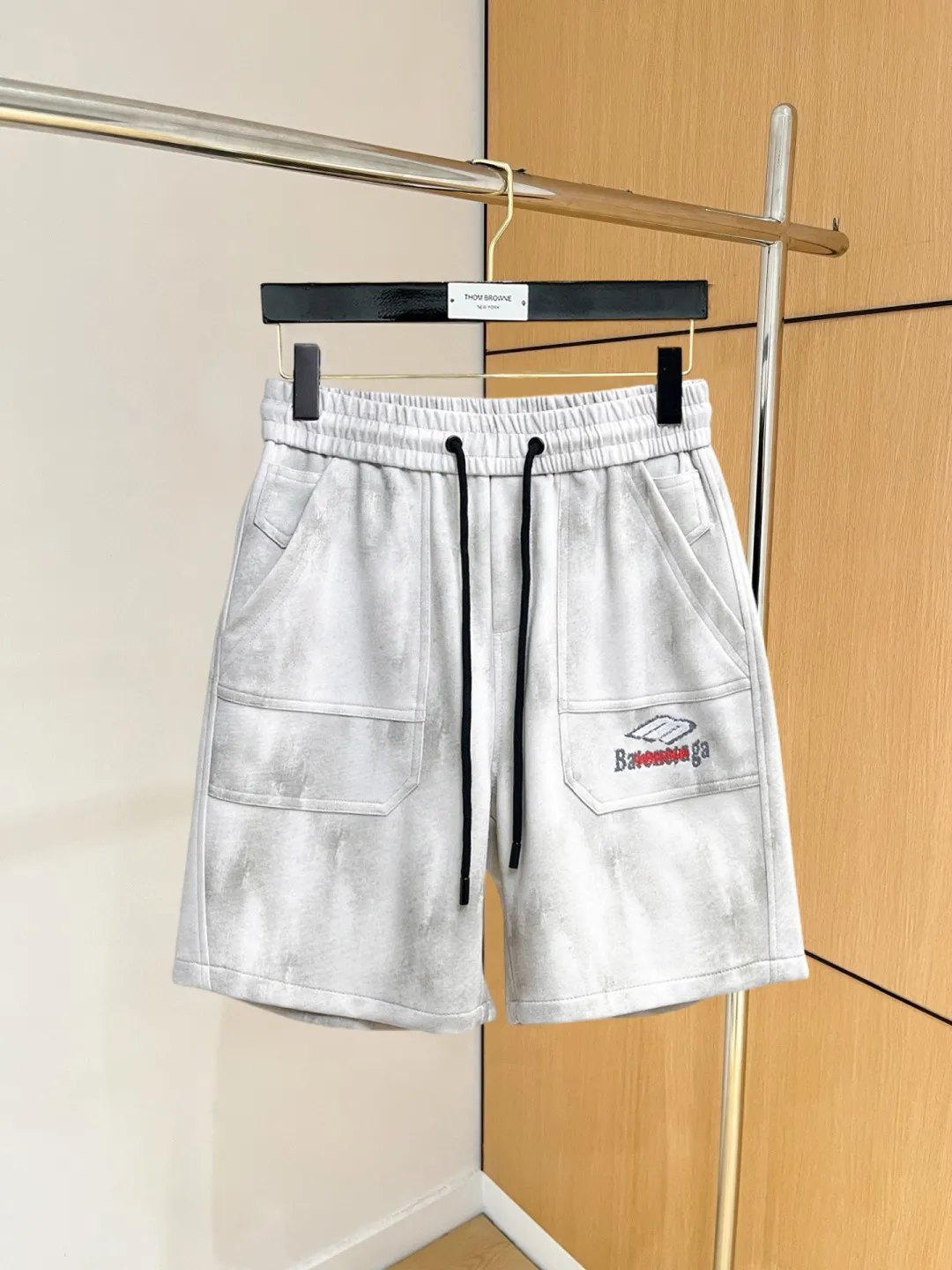 Balenciaga's three-standard complete 2026 summer New Arrival men's casual shorts, advanced custom-made Breathable fabric, Breathable fabric, extremely stretchy and comfortable, impeccable details, top-grade accessories, original logo design concept, delicate and soft feel! The upper body fit is awesome! Size: M-XXXL Please state your height and weight when ordering